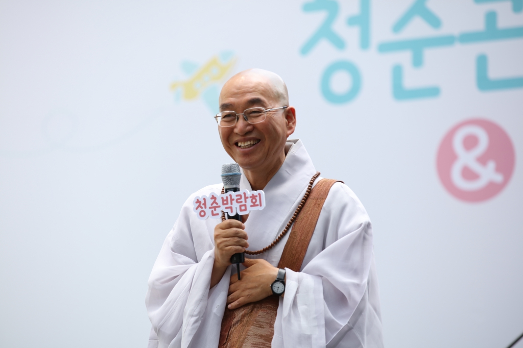 서울시청광장에서 열린 청춘콘서트·청춘박람회 개막식에서 법륜 스님이 청년들을 격려해 주고 있다.