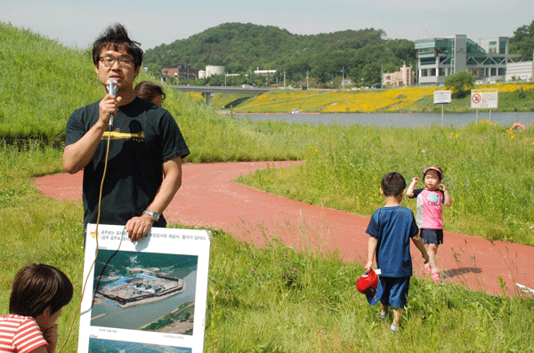 양흥모 대전충남녹색연합 사무처장이 행사의 취지를 설명하고 있다.  