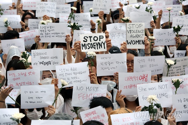 지난 17일 새벽 서울 강남역 부근 남녀공용화장실에서 30대 남성이 20대 여성을 살해한 사건과 관련, 21일 오후 강남역과 사건 현장을 오가는 '강남역 여성혐오 살인사건 추모행진'이 수백명의 시민들이 참여한 가운데 열렸다.