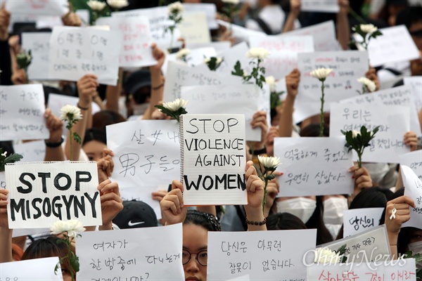 지난 5월 21일 오후 강남역과 사건 현장을 오가는 '강남역 여성혐오 살인사건 추모행진'이 수백명의 시민들이 참여한 가운데 열렸다.