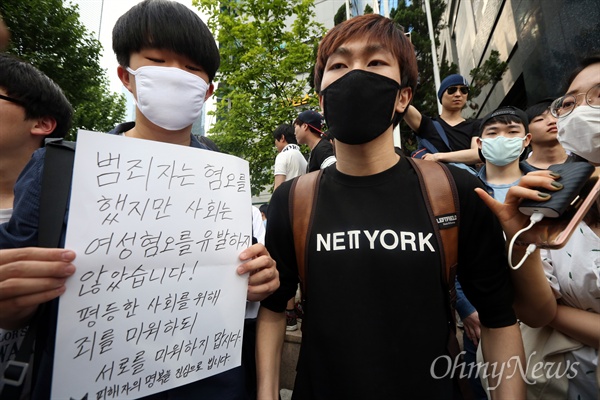 지난달 17일 새벽 서울 강남역 부근 남녀공용화장실에서 30대 남성이 20대 여성을 살해한 사건과 관련, 지난달 21일 오후 희생자를 추모하는 시민들이 모인 강남역 10번출구에서 일베 회원 등이 나타나 '여성혐오' 등에 대해 입장을 드러내며 추모객들과 언쟁을 벌이기도 했다. 충돌을 우려해서 경찰 수십명이 출동해 현장에 배치되었다.