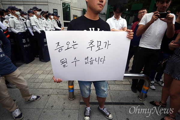 지난 17일 새벽 서울 강남역 부근 남녀공용화장실에서 30대 남성이 20대 여성을 살해한 사건과 관련, 21일 오후 희생자를 추모하는 시민들이 모인 강남역 10번출구에서 일베 회원 등이 나타나 '여성혐오' 등에 대해 입장을 드러내며 추모객들과 언쟁을 벌이기도 했다. 충돌을 우려해서 경찰 수십명이 출동해 현장에 배치되었다.