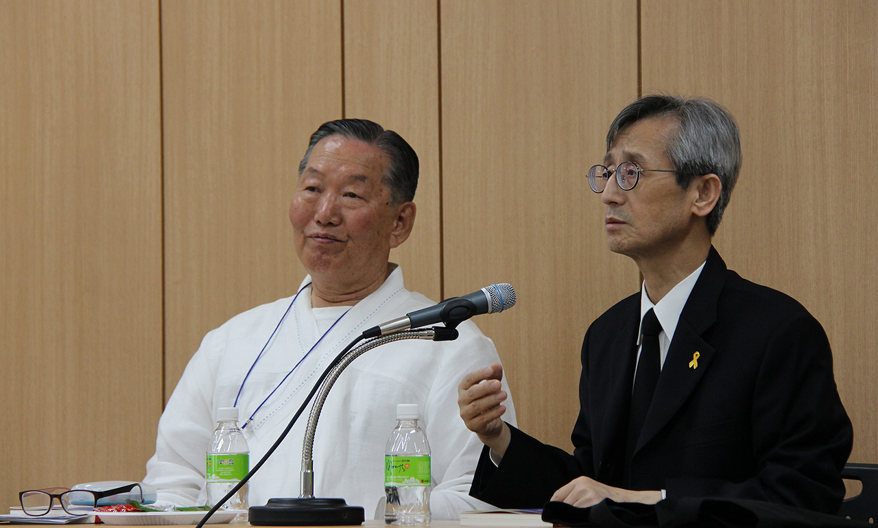 김준태 시인(왼쪽)과 최원식 한국작가회의 이사장이 21일 오후 광주 금남로에 있는 5.18기록관에서 16년 만에 열린 한국작가대회의 의미에 대해서 이야기를 하고 있다.