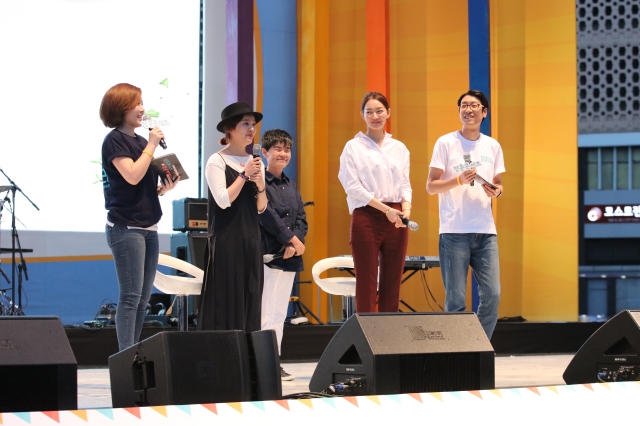 청춘콘서트 1만 명의 청년이 서울시청광장을 가득 메운 가운데 배우 한지민과 신민아가 무대 위로 깜짝 등장해 응원 메시지를 전했다. 