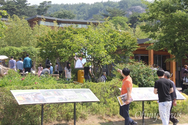  고 노무현 전 대통령 서거 7주기를 하루 앞둔 22일 경남 김해 진영읍 봉하마을에 많은 참배객들이 줄을 잇고 있다. 사진은 방문객들이 생가 등을 둘러보는 모습.