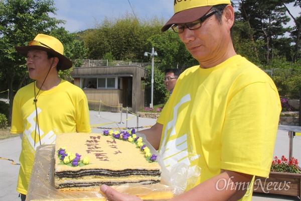 고 노무현 전 대통령 서거 7주기를 하루 앞둔 22일 경남 김해 진영읍 봉하마을에 많은 참배객들이 줄을 잇고 있는 가운데, 노사모 회원들이 시루떡을 만들어 선보였다.