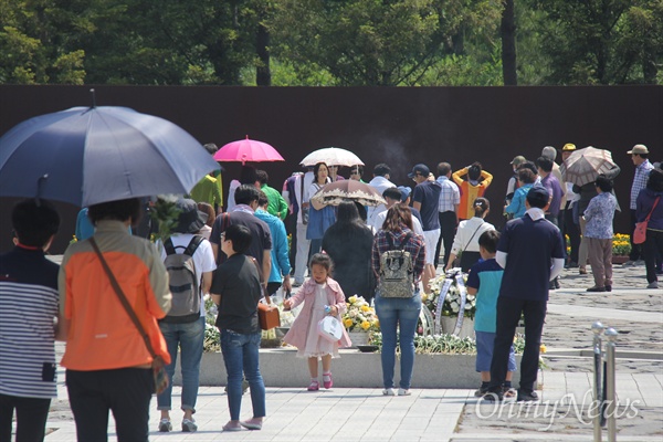 고 노무현 전 대통령 서거 7주기를 하루 앞둔 22일 경남 김해 진영읍 봉하마을에 많은 참배객들이 줄을 잇고 있다.