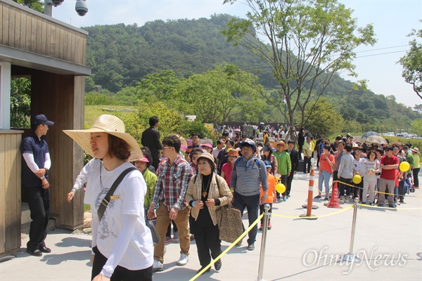 고 노무현 전 대통령 서거 7주기를 하루 앞둔 22일 경남 김해 진영읍 봉하마을에 많은 참배객들이 줄을 잇고 있는 가운데, 사저 관람객들이 줄을 서서 들어가고 있다.