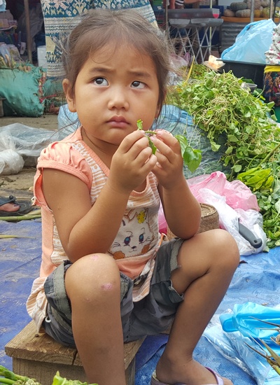몬도가네 시장에서 엄마를 따라온 한 소녀가 물끄러미 앉아 있다. 