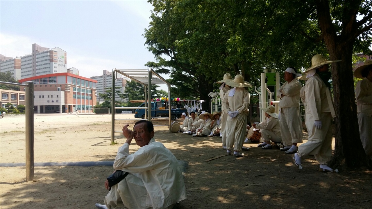 대회장 주변의 초등학교에서 틈새시간을 이용해 최종조율을 했다.  일상에서  공연하기에 총연습을 2회하고 대회 당일 틈새시간을 이용해 최종조율을만 한채 대회에 참가했다. 
 생활속에서 함께 하기에 가능한 일이었다