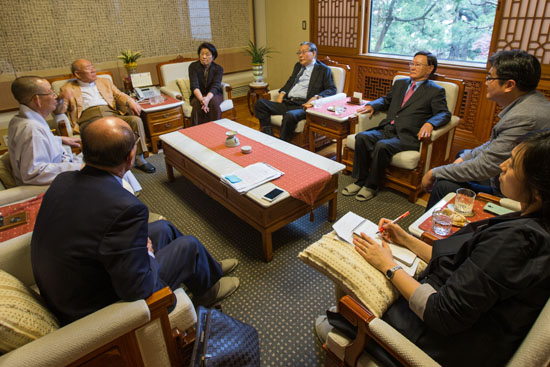 지난 4월 27일 전두환 전 대통령이 전운덕 천태종 대종사, 김충립 전 특전사 보안반장, 월간 <신동아> 기자 등과 만났다. 