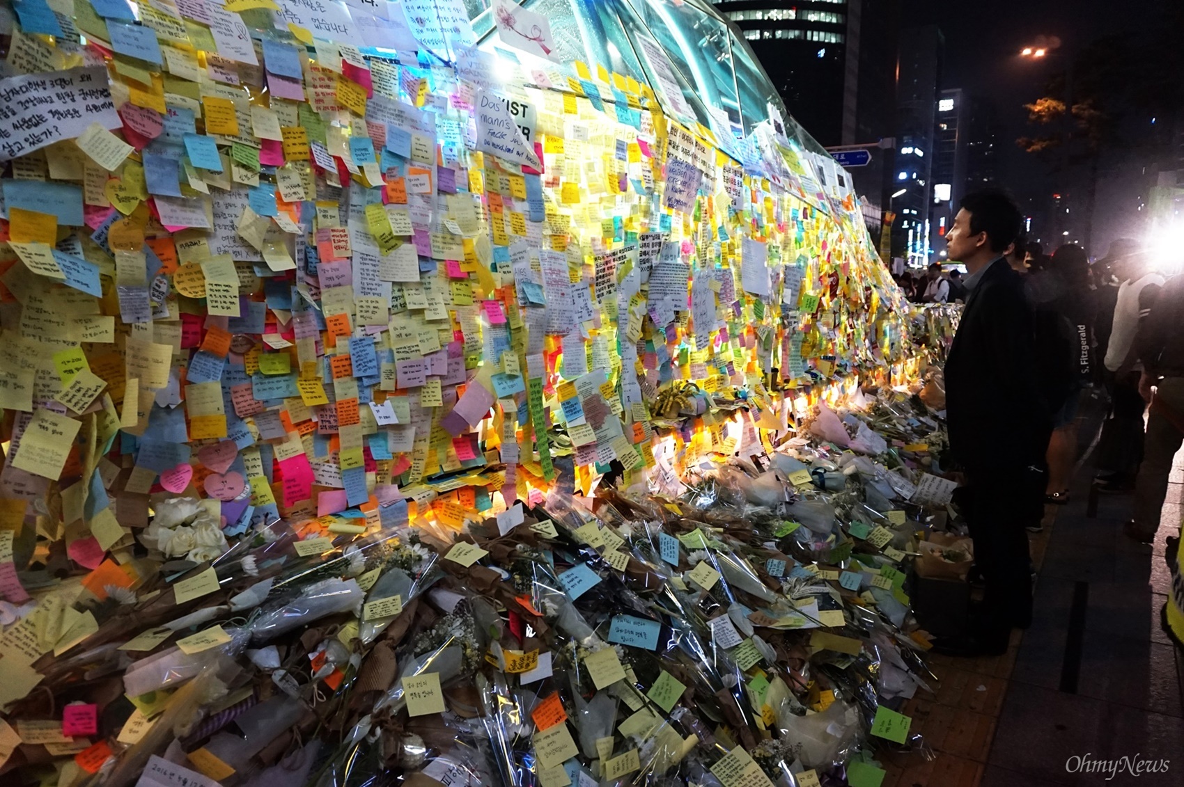 지난 22일은 강남역 여성 살인사건 피해 여성을 애도하기 위해 강남역 10번 출구에 마련한 추모 장소를 볼 수 있는 마지막 날이었다. 