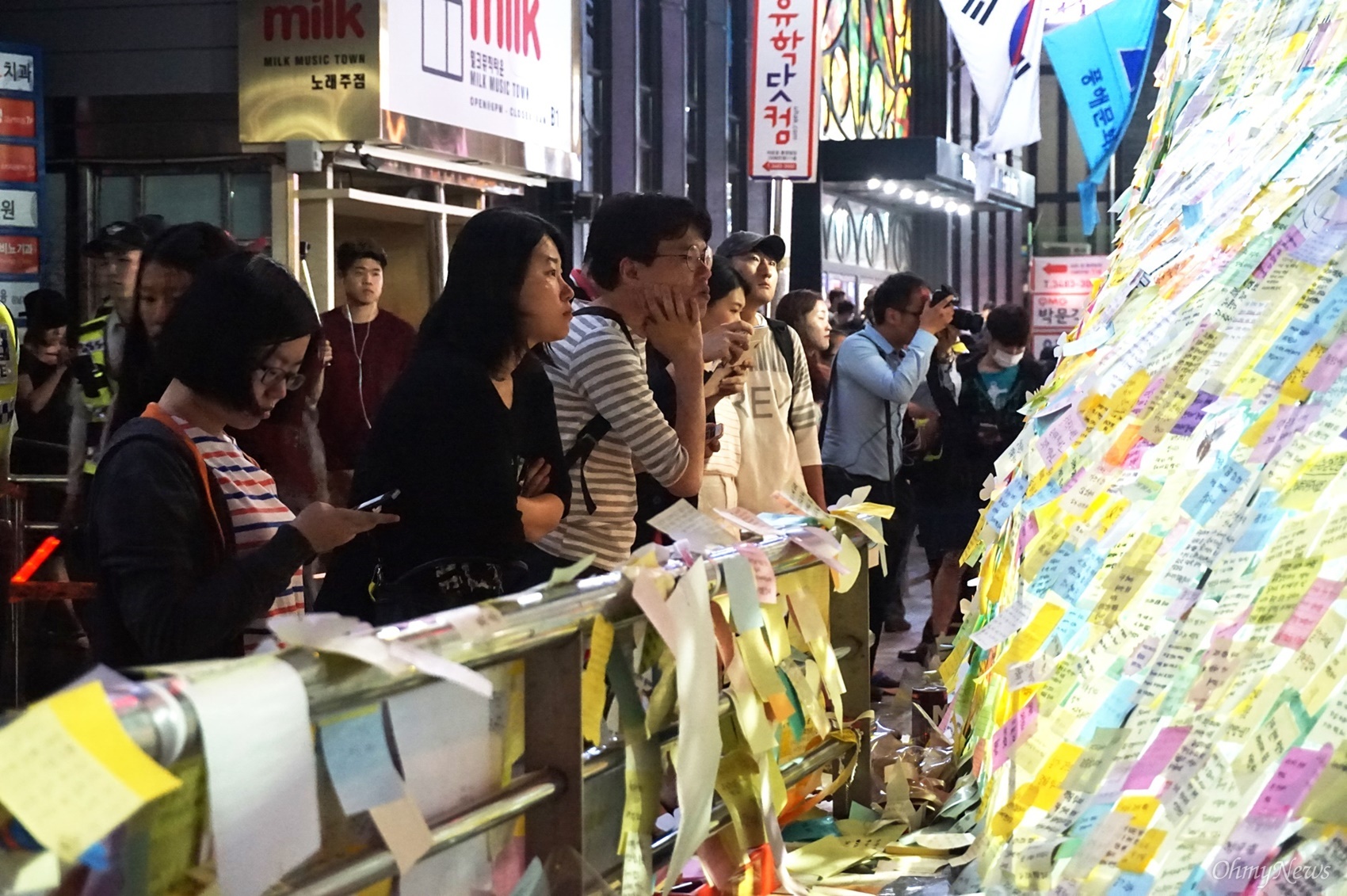 22일은 강남역 여성 살인사건 피해 여성을 애도하기 위해 강남역 10번 출구에 마련한 추모 장소를 볼 수 있는 마지막 날이었다. 