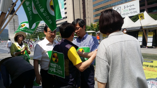 곽노현 교욱감이 (사)징검다리 교육공동체 회원들과 함게 탈핵희망 서울길 순례길에 나서기 위하여 광화문으로 나왔다.