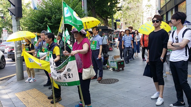 종로, 명동 등의 길을 걸으면서 시민들에게 탈핵의 필요성을 알리고 있는 곽노현 전 서울시 교육감