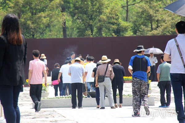 고 노무현 전 대통령 서거 7주기 추도식이 열릴 경남 김해 진영읍 봉하마을  모역에, 23일 오전부터 많은 참배객들이 몰려들고 있다.