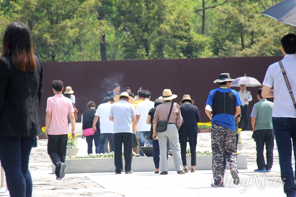  고 노무현 전 대통령 서거 7주기 추도식이 열릴 경남 김해 진영읍 봉하마을  모역에, 23일 오전부터 많은 참배객들이 몰려들고 있다.