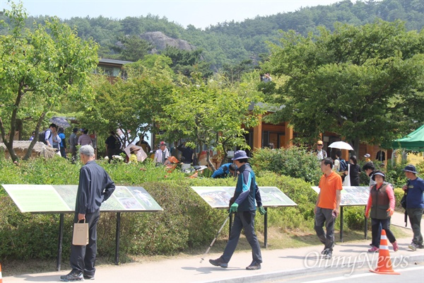 고 노무현 전 대통령 서거 7주기 추도식이 열릴 경남 김해 진영읍 봉하마을  모역에, 23일 오전부터 많은 참배객들이 몰려들고 있다.