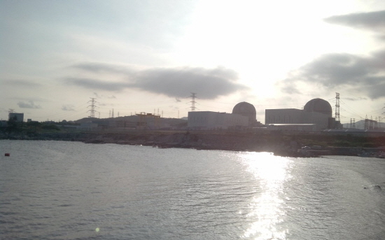울산 울주군 서생면에 건설된 신고리원전 3·4호기. 원자력안전위원회가 사진 오른쪽에 신고리원전 5·6호기 건설 승인을 추진하고 있다