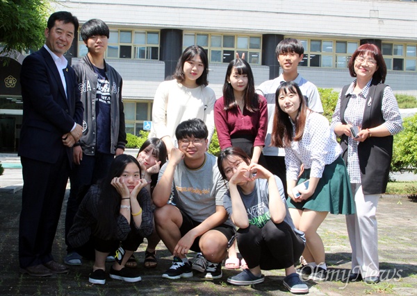 취재를 마치고 기념촬영. 맨왼쪽 김경관 경기도 교육청 마을교육 공동체 꿈의 학교 담당 장학관, 왼쪽 두번째 인터뷰를 한 '동현이' , 왼쪽 가운데가 인터뷰를 한 예진이(손가락 하트), 맨오른쪽 이은민 경기도 교육청 부대변인, 오른쪽 두번째 유찬영 선생