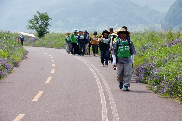 불교환경연대 스님과 수행자들이 50일째 수행길을 걷고 있다. 달성보를 지나 화원유원지로 향해 걸어가고 있다