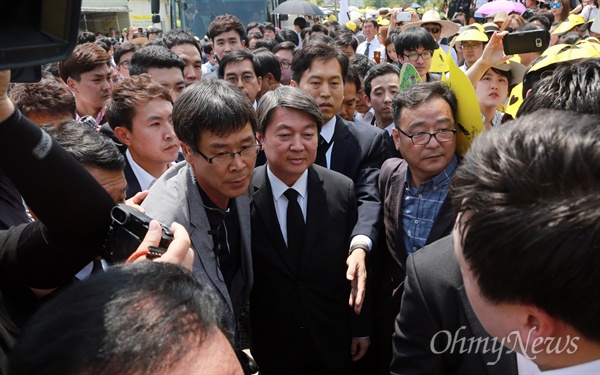 2016년 5월 23일 오후 경남 김해 봉하마을에서 열린 노무현 전 대통령 서거 7주기 공식 추도식에서 일부 시민들이 안철수 국민의당 공동대표의 참석에 항의하자, 안 공동대표가 경찰의 경호를 받으며 급히 사저로 이동하고 있다.