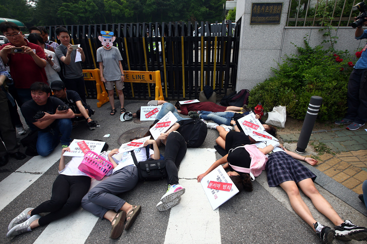  경찰이 강남역 살인사건을 ‘묻지마 범죄’로 규정한 것에 대해 분노한 20대 여성들이 23일 오후 서울 서초구에 위치한 서초경찰서 앞에서 '여성혐오가 죽였다!'라는 내용으로 항의 퍼포먼스를 펼치고 있다.  