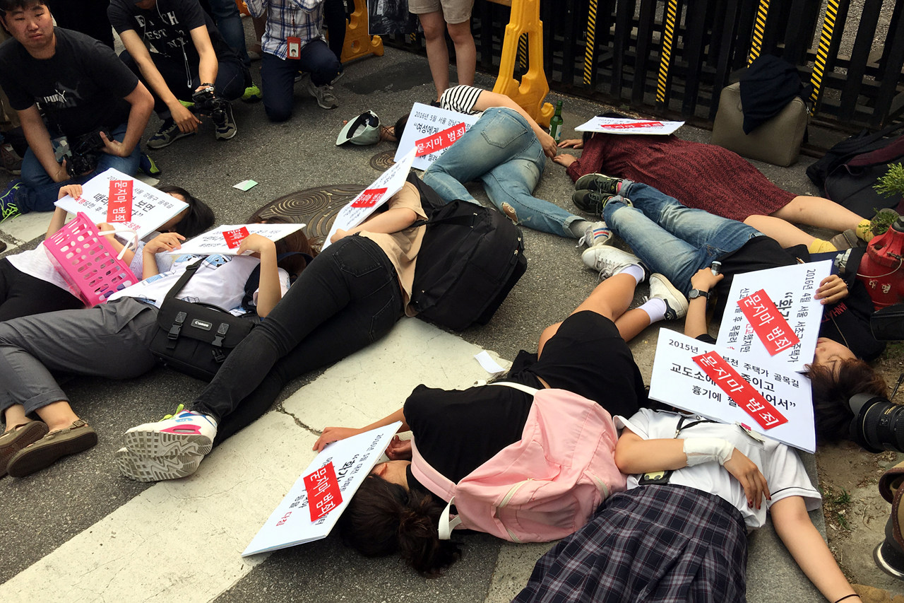  경찰이 강남역 살인사건을 ‘묻지마 범죄’로 규정한 것에 대해 분노한 20대 여성들이 23일 오후 서울 서초구에 위치한 서초경찰서 앞에서 '여성혐오가 죽였다!'라는 내용으로 항의 퍼포먼스를 펼치고 있다.  