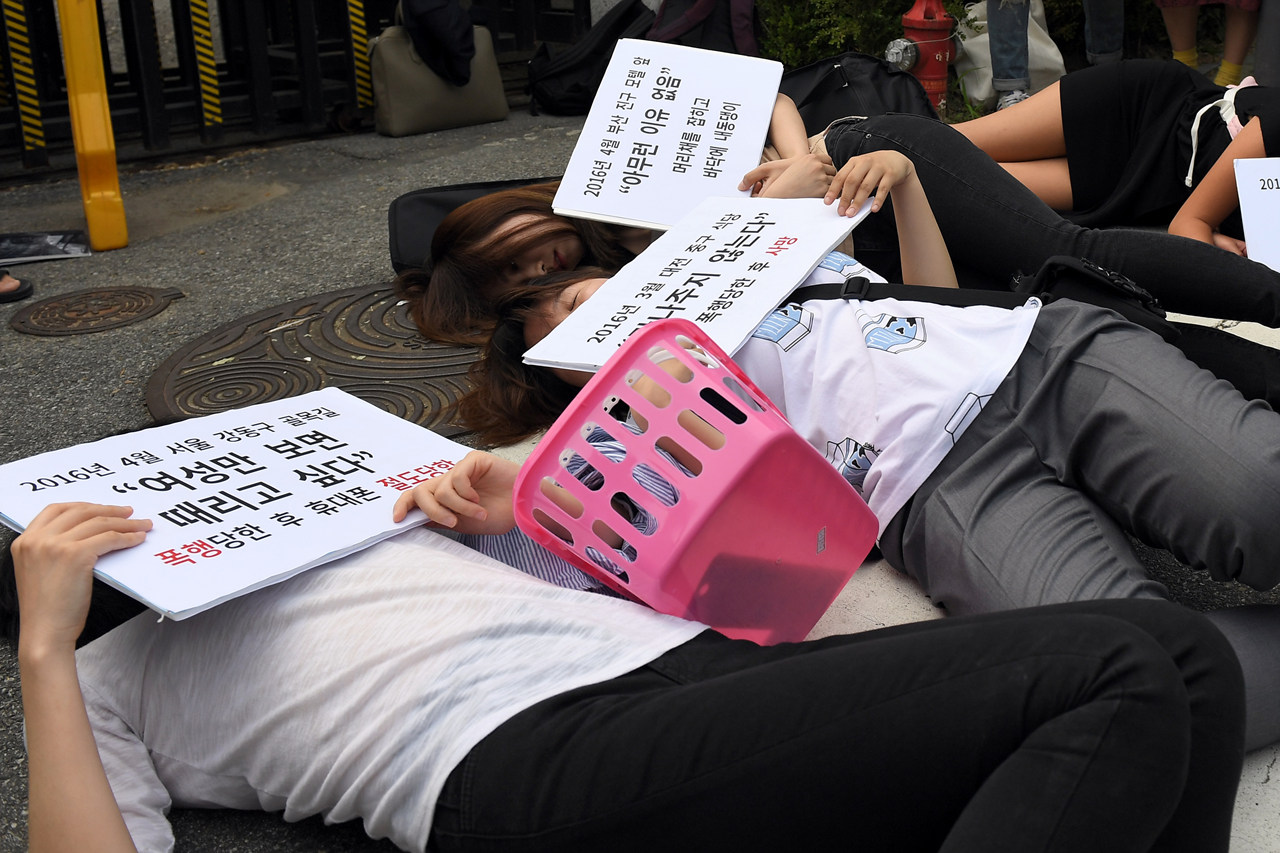  경찰이 강남역 살인사건을 ‘묻지마 범죄’로 규정한 것에 대해 분노한 20대 여성들이 지난 23일 오후 서울 서초구에 위치한 서초경찰서 앞에서 '여성혐오가 죽였다!'라는 내용으로 항의 퍼포먼스를 펼치고 있다.  