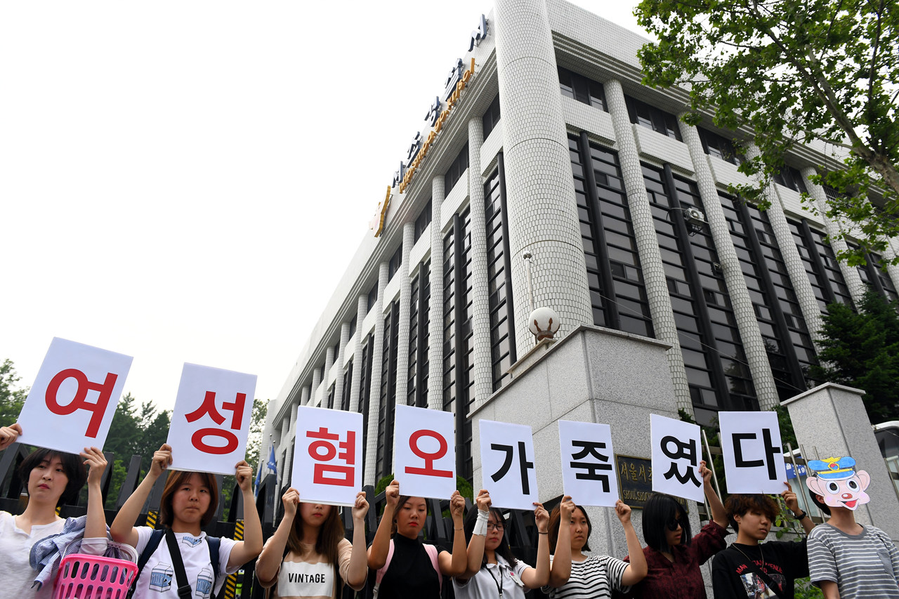 경찰이 강남역 살인사건을 ‘묻지마 범죄’로 규정한 것에 대해 분노한 20대 여성들이 지난 5월 23일 오후 서울 서초구에 위치한 서초경찰서 앞에서 '여성혐오가 죽였다!'라는 내용으로 항의 퍼포먼스를 펼치고 있다.  