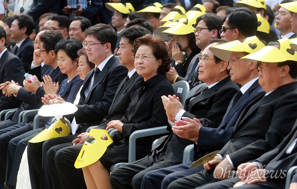 고 김대중, 노무현 전 대통령 추모영상 지켜보는 유가족 23일 오후 경남 김해 봉하마을에서 열린 노무현 전 대통령 서거 7주기 공식 추도식에서 노 전 대통령의 부인 권양숙씨, 아들 노건호씨와 김대중 전 대통령의 아들 김홍걸 더불어민주당 국민통합위원장이 고 김대중, 고 노무현 전 대통령의 생전 모습이 담긴 특별추모 영상을 지켜보고 있다.