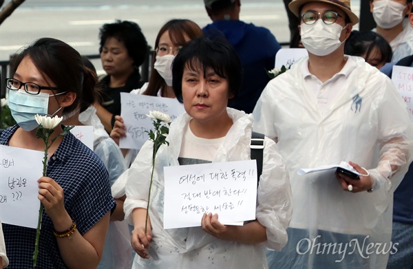 강남역여성살인사건 희생자 추모하는 정춘숙 당선인 더불어민주당 당선인 정춘숙 전 한국여성의전화 상임대표가 21일 오후 강남역 부근에서 열린 '강남역 여성혐오 살인사건 추모행진'에 참여하고 있다.