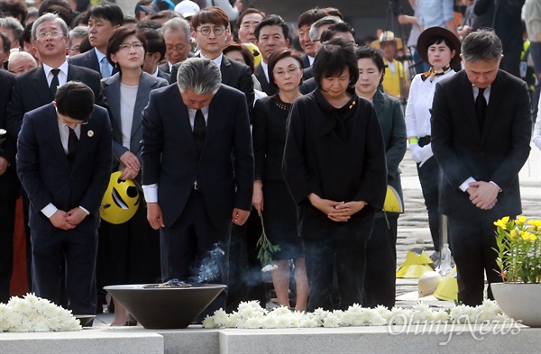 고 노무현 전 대통령 7주기 추도식 참석한 표창원-손혜원 노무현 전 대통령 서거 7주기 공식 추도식이 열린 23일 오후 경남 김해 봉하마을 대통령묘역에서 더불어민주당 표창원, 손혜원 당선자가 고인의 넋을 기리며 분향하고 있다.