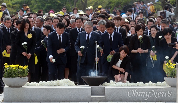 고 노무현 전 대통령 7주기 추도식 참석한 더불어민주당 노무현 전 대통령 서거 7주기 공식 추도식이 열린 23일 오후 경남 김해 봉하마을 대통령묘역에서 더불어민주당 윤은혜, 김용익 의원과 이재정, 김두관 당선자가 고인의 넋을 기리며 헌화하고 있다.