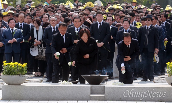 고 노무현 전 대통령 묘역 헌화하는 심상정-노회찬 노무현 전 대통령 서거 7주기 공식 추도식이 열린 23일 오후 경남 김해 봉하마을 대통령묘역에서 정의당 심상정 대표, 노회찬 원내대표가 고인의 넋을 기리며 헌화하고 있다.