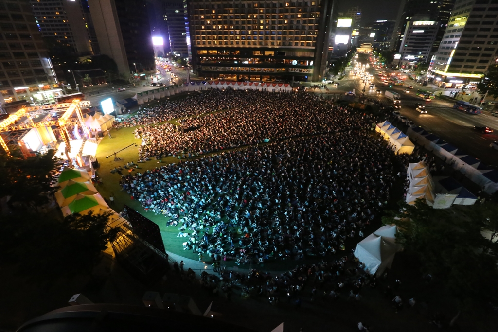 청춘콘서트에 8천여명의 청년들이 참여해서 서울시 광장을 가득 메웠다