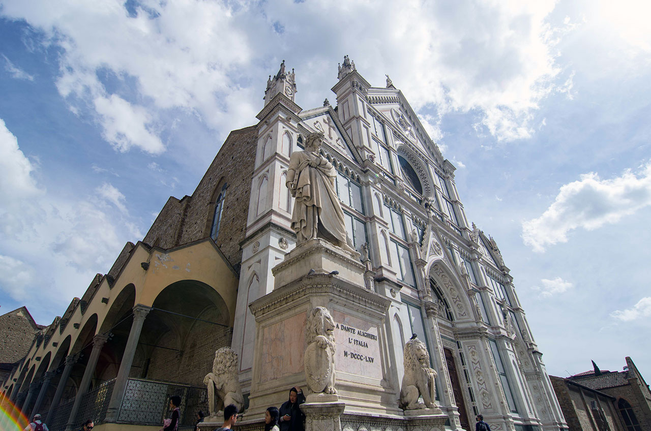  단테의 동상이 서 있는 산타크로체 성당. 지하에 단테의 무덤과 미켈란젤로 등 유명인사 276명이 잠들어 있어 ‘피렌체의 판테온’이라고 불린다.