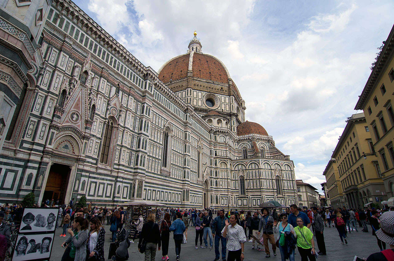  피렌체 대성당(Duomo). 피렌체를 상징하는 대성당의 거대한 돔을 설계한 건축가는 메디치가(家)의 후원을 받은 브루넬레스키였다.