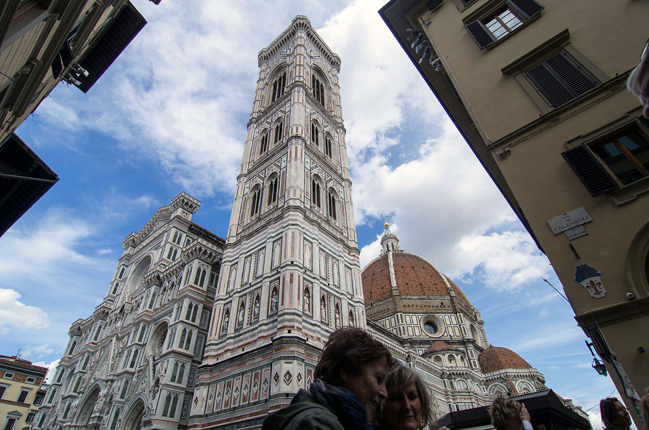  두오모 예배당 앞의 종탑. 화가 조토(Giotto)가 설계한 높이 85미터의 이 탑은 ‘조토의 종탑’으로 불린다. 