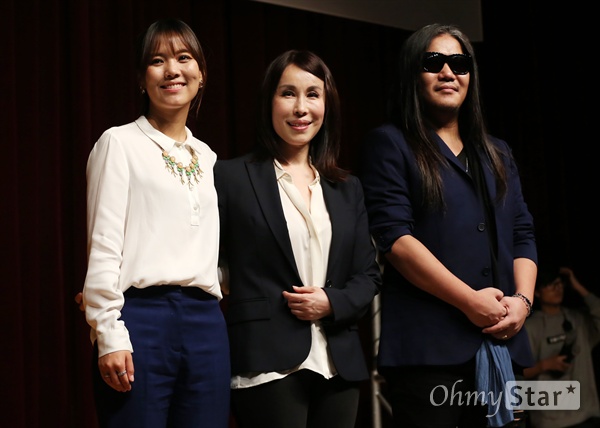 '하나의 코리아' 민족의 화해와 통일을 위해   가수 소향, 소프라노 신영옥, 가수 박완규가 24일 오후 서울 효창동 백범기념관에서 열린 <하나의 코리아> 음반 제작 발표회에서 포토타임을 갖고 있다. 한반도의 화해와 평화를 꿈꾸는 음반인 <하나의 코리아>는 대중가요와 클래식, 국악, 힙합, CCM에서 활동하고 있는 전인권, 인순이, 부활, 안치환, 박선주, 소향, 선예, 양동근, 흉배, 하덕규, 신영옥, 송소희, 송정미, 박종호, 최인혁 등 장르를 망라한 28명의 가수, 22명의 편곡자, 127명의 연주자, 22명의 음향엔지니어까지 총 200여 명이 참여해 4년 6개월 만에 완성된 앨범이다.