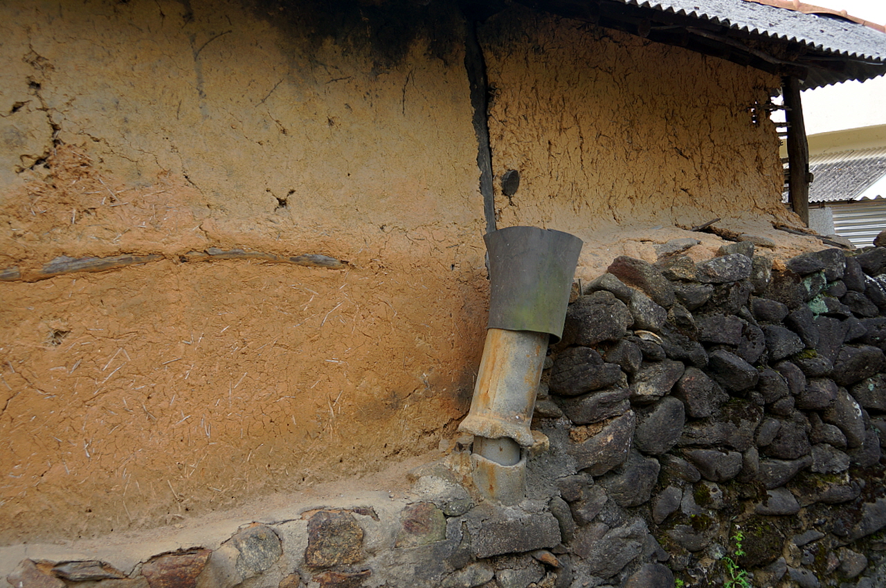 상사마을 민가굴뚝 까맣게 그을려 놓은 흙벽의 자취를 더듬으며 메말라가고 있다.