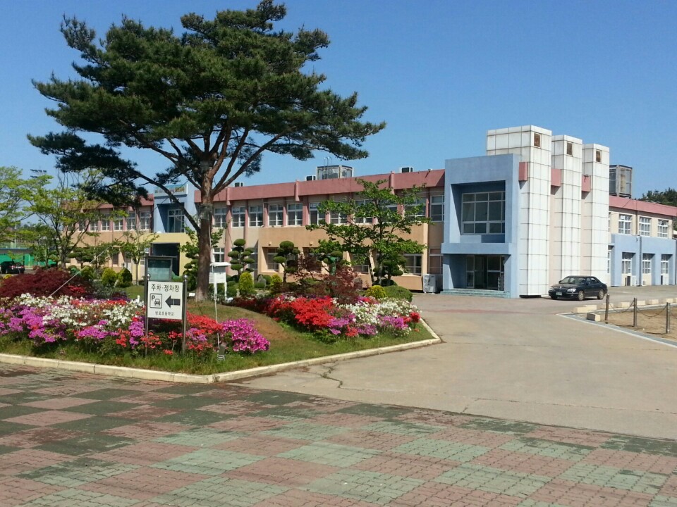 안면읍 꽃지 해변에 위치한 방포초등학교 전경 