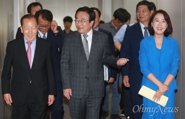 부산영화제 논의하는 김동호-서병수-강수연 부산영화제 강수연 집행위원장과 서병수 전 조직위원장이 24일 오후 부산 연제구 부산시청 시장 접견실에서 민간 조직위원장으로 내정된 김동호 명예집행위원장과 만나 이야기를 나누고 있다.
이날 부산영화제 조직위원회는 임시총회를 열어 부산시장이 당연직으로 조직위원장을 맡는다는 조항을 의결해 폐지했다.
이어 조직위원회는 강수연 집행위원장과 서병수 전 조직위원장이 추대한 김동호 부산영화제 명예집행위원장을 신임 조직위원장으로 선출했다.