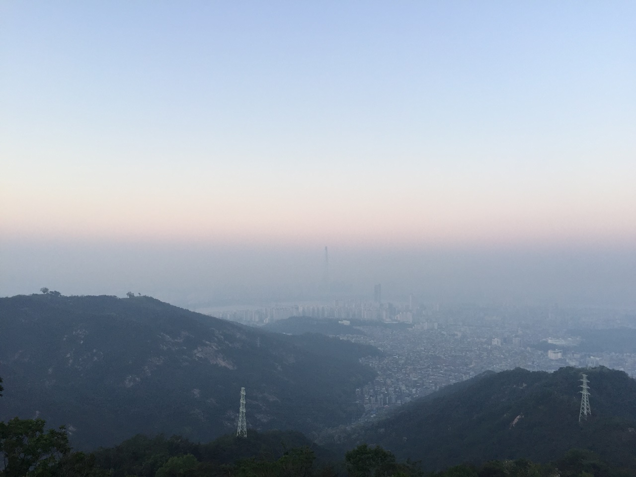 뿌연 서울 하늘 미세먼지가 의심되는 하늘입니다