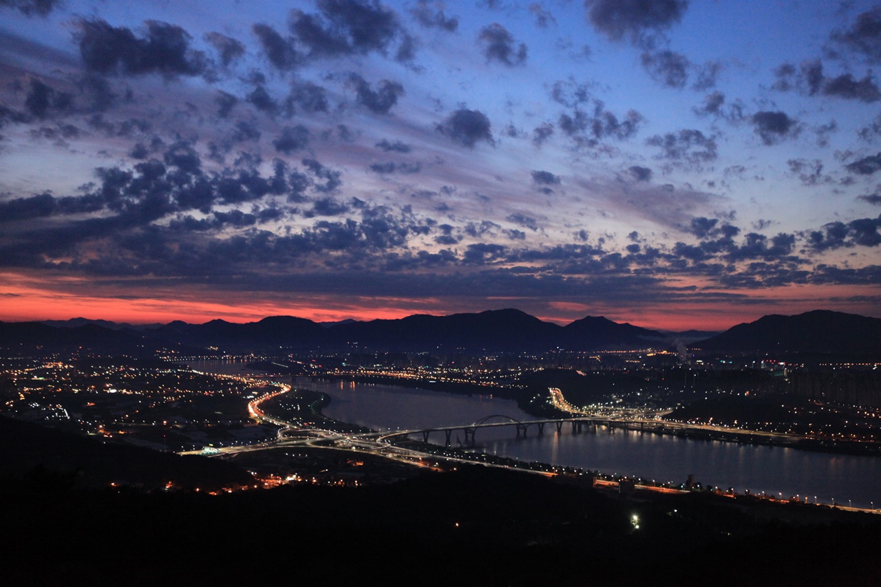 아차산의 여명 가끔 마주치는 기적입니다