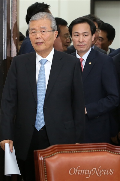 더불어민주당 김종인 비대위대표와 우상호 원내대표가 25일 오전 국회에서 열리는 비대위 회의에 참석하고 있다.
