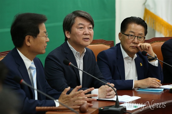 국민의당 천정배, 안철수 공동대표와 박지원 원내대표가 지난 25일 오전 국회에서 열린 최고위 회의에 참석하고 있다.