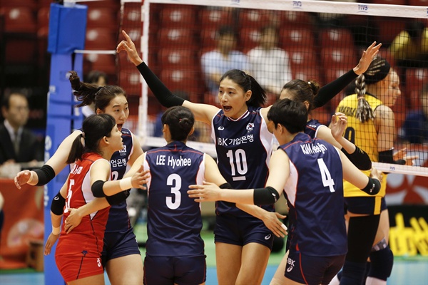  여자배구 대표팀이 18일 일본 도쿄 메트로폴리탄 체육관에서 열린 2016 리우데자네이루 올림픽 세계 여자 예선 4차전에서 카자흐스탄을 세트 스코어 3-0(25-16 25-11 25-21)으로 완파했다.