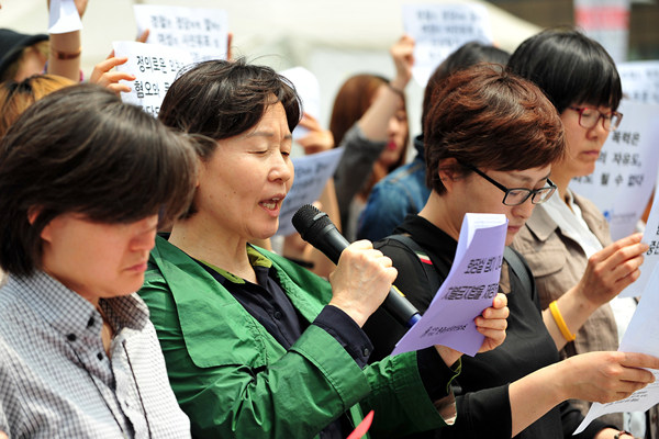 한국성폭력상담소·한국여성민우회·한국여성의전화는 25일 오전 광화문광장에서 열린 기자회견을 통해 “살해된 여성의 추모집회에 참석해 차별과 폭력을 말한 여성들의 사진이나 신상정보가 노출되고 이에 대한 악성 댓글 등이 이어지고 있다"며 주장했다.