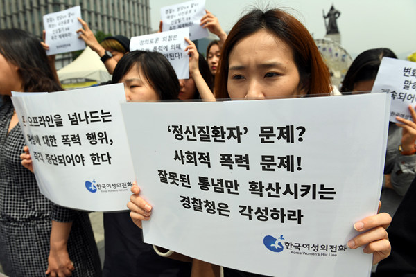 한국성폭력상담소·한국여성민우회·한국여성의전화는 25일 오전 광화문광장에서 열린 기자회견을 통해 “살해된 여성의 추모집회에 참석해 차별과 폭력을 말한 여성들의 사진이나 신상정보가 노출되고 이에 대한 악성 댓글 등이 이어지고 있다"며 주장했다.